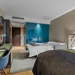 Clarion The Hub 4*