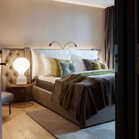Clarion The Hub 4*