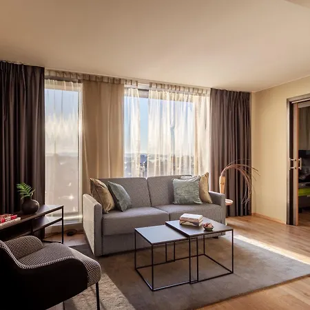 Clarion The Hub 4*
