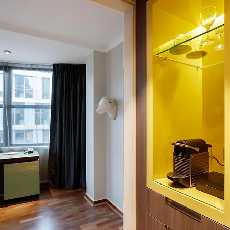 Clarion The Hub 4*