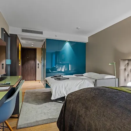 Clarion The Hub 4*