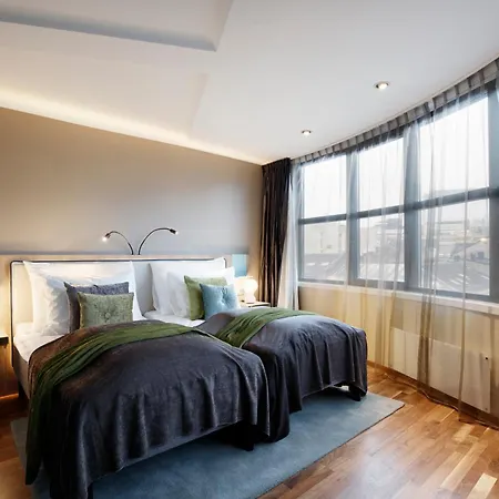 Clarion The Hub 4*