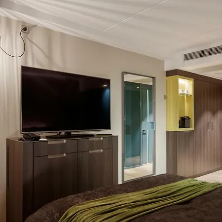 Clarion The Hub 4*